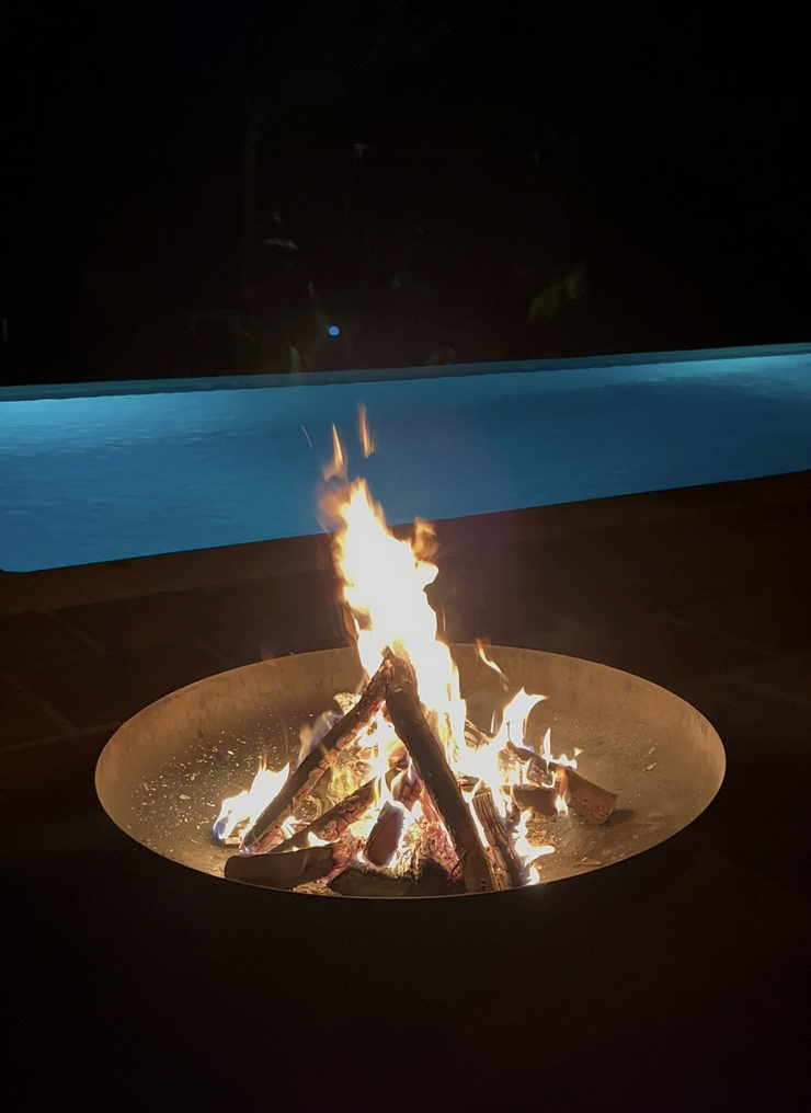Hoguera junto a la piscina